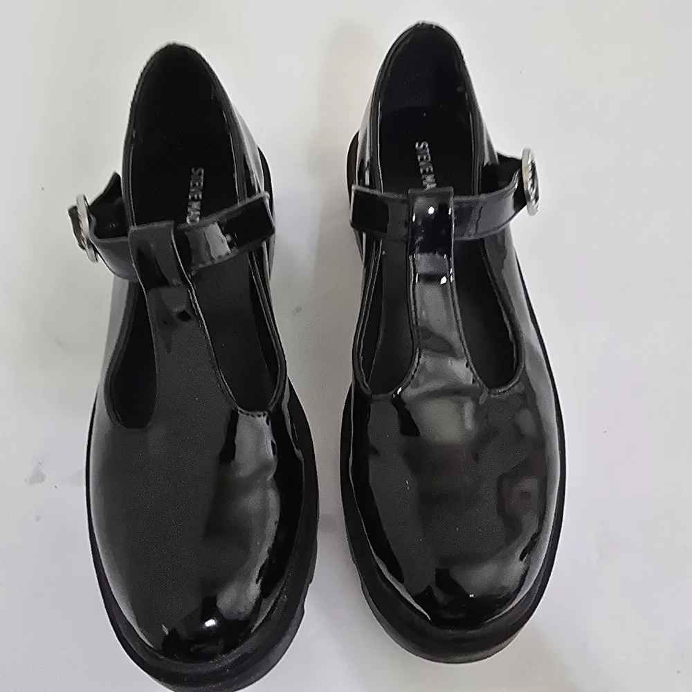 STEVE MADDEN girl's size 4 Lug T Strap Buckle‎ Mary Jane Shoes Black Patent